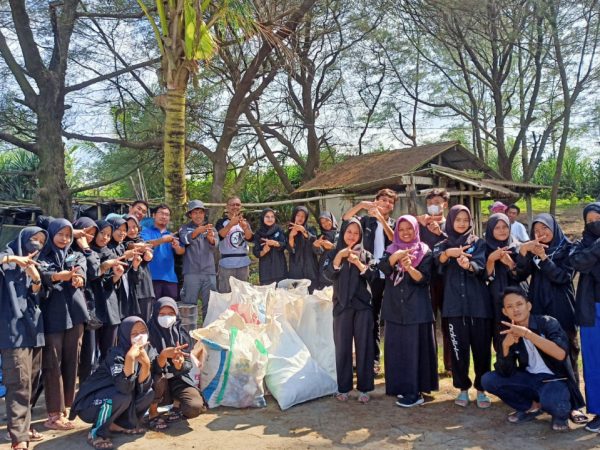 Tim KIR MAN 4 Kebumen Gelar Fun Gathering Bersih-Bersih Sampah di Pantai Bopong