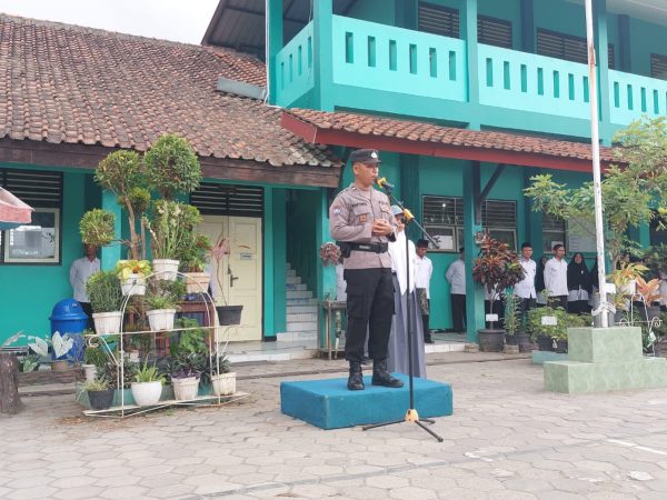 Amanat Anggota Polsek Gombong di MAN 4 Kebumen  Tentang  Tertib Berlalu Lintas dan Kenakalan Remaja